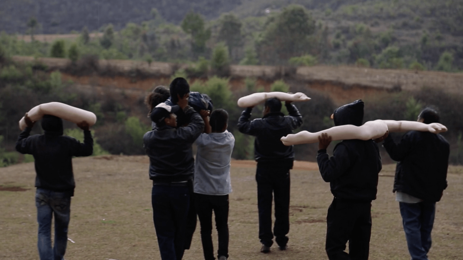 This work was a collaboration with Santos Hernandez from Chamula – the protagonist, Baha Al-Zain from Jordan/Palestine, the EZLN Elambo community and EDELOMigrante. Together, we created a mythical public spectacle that reflected the need to create myths in order to understand the complexities and layers of disability, autonomy, violence, cultural appropriation and colonialism.
We acted out a scene of violent burial juxtaposed with a scenario in which Santos became a warrior god. In this work, Santos created his own narrative, choosing his own Mayan warrior costume and approving or rejecting various props or actions to best reflect his own descent, his perception of his body, and the indigenous history of the broader community.