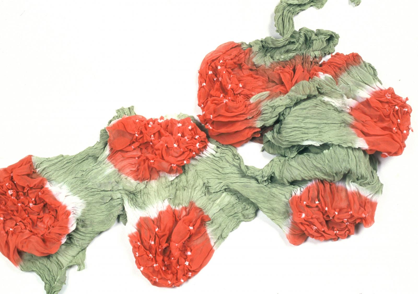 Inspired by the swelling of the sea and its creatures, this scarf ebbs and flows like the tides and calls to mind seaweed, coral, jellyfish, and sea urchins. The three-toned colors, like the floating sea, gradually merge into the bubbles of the fabric. This scarf is handmade using shibori dyeing techniques, which give the fabric its flowing and delicate texture while simultaneously imbuing it with an exuberant depth of color.