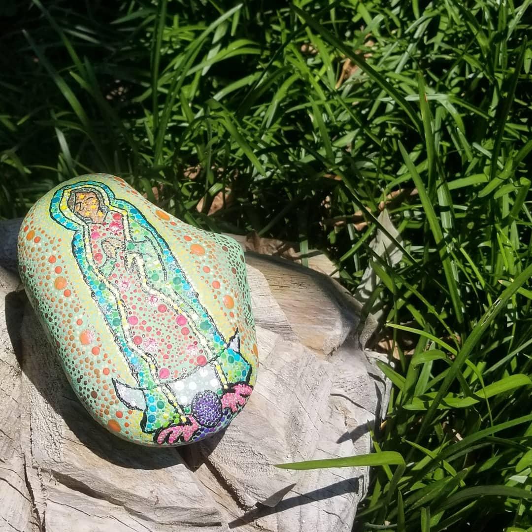 Dotting with acrylic on stone