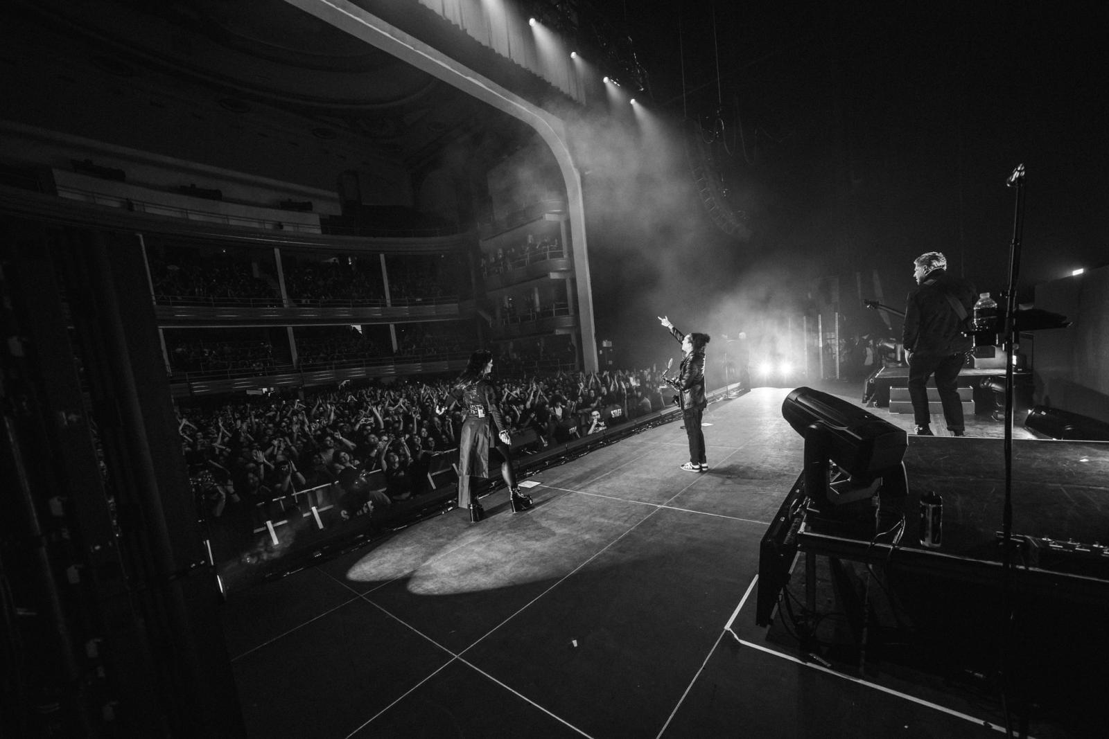 Saxl Rose performing to a sold-out crowd with Spiritbox at the legendary Hammerstein Ballroom in New York City during their 2025 headline album tour.
This performance highlights Saxl Rose’s dynamic crossover appeal and ability to captivate large-scale audiences across genres.