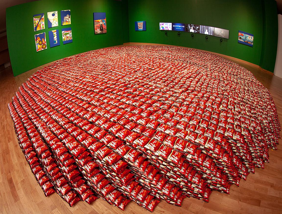 100,000 Chocopies installed for the audience to eat during the Busan Biennale 2018. Manufactured in S.Korea, the Chocopie is known as the number one imported good in North Korea and has become the cultural symbol of unification between the two Koreas. The Chocopies were donated by the manufacturer Orion Co.