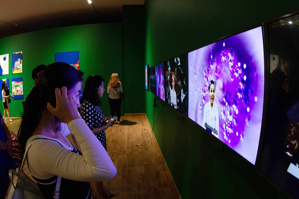 Alongside the chocopie installation, the videos sent into North Korea were shown nearby as an installation. As a part of global activism known as media penetration into North Korea, the artist produced the video art history lessons with North Koreans in mind and sent them into North Korea.