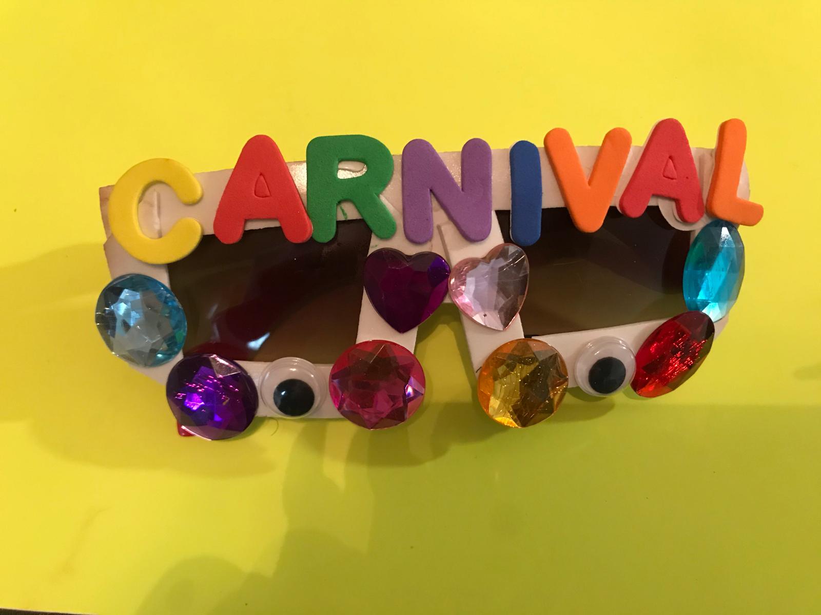 A fun kids costume idea in Universal Carnival Art and Dance we make our own costumes.
Shades, wiggles eyes, colorful adhesive gems, colorful alphabet stikers.
