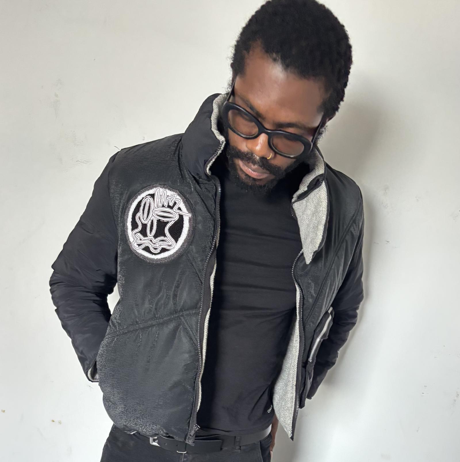 Two toned reflective nylon. Big face logo chenille patch. Extended neck flap