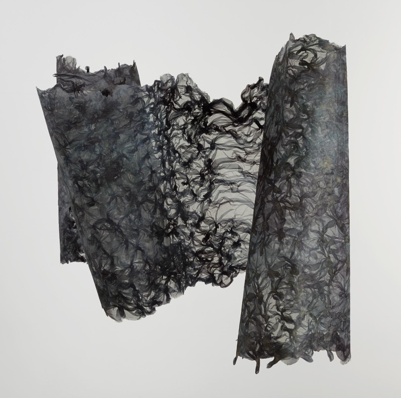Inspired by the swelling of the sea and its creatures, flows like the tides and calls to mind seaweed.
This handmade fiber is used shibori dyeing techniques, which creates the depth and layers of transparency.
