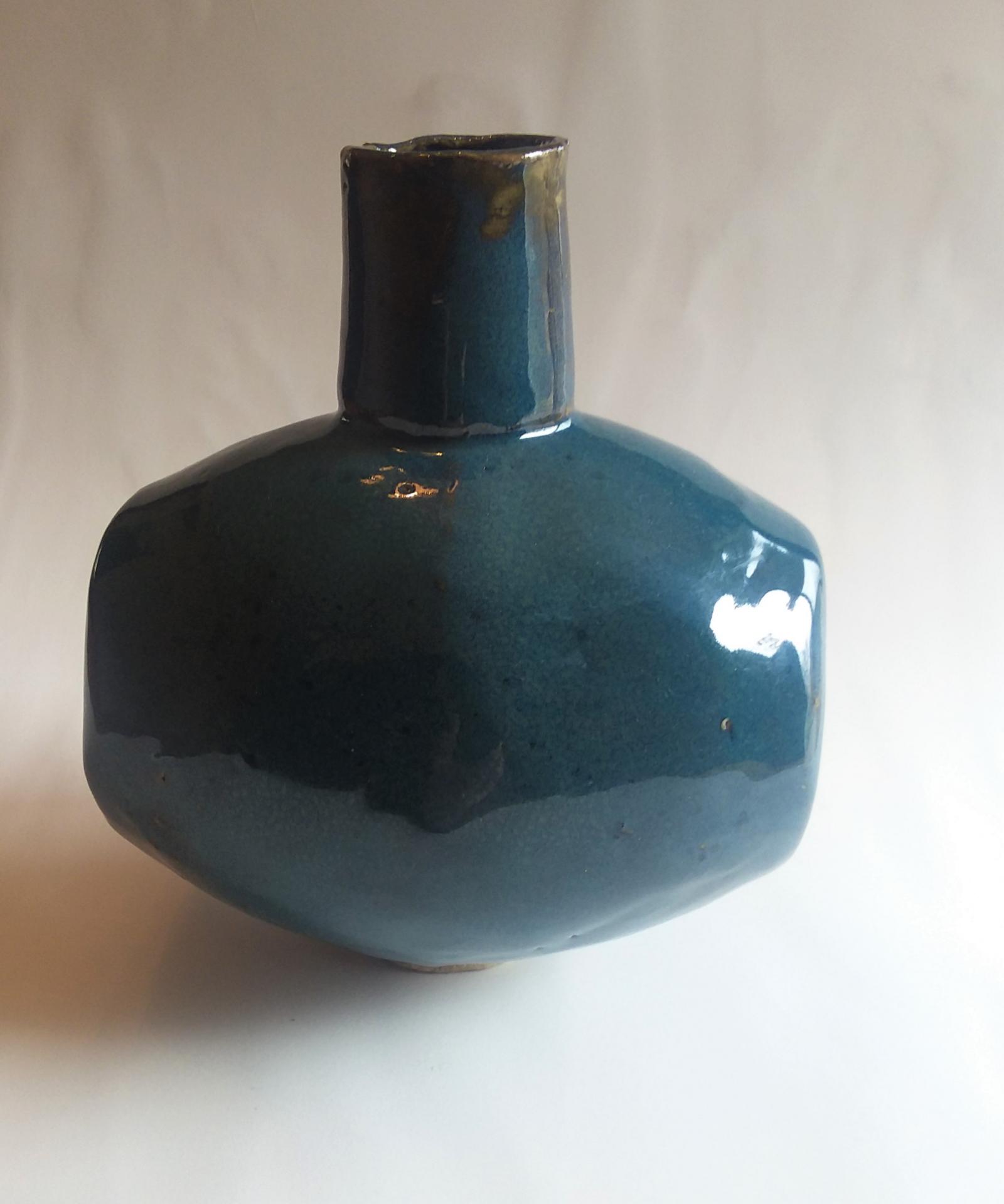 Barrel vase with spout